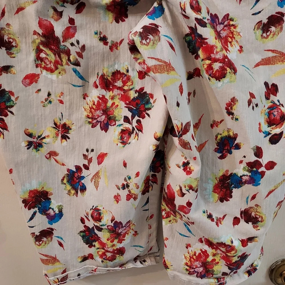 Gloria Vanderbilt Kaia Floral Print Skimmer Shorts in Size 14 - Picture 8 of 10